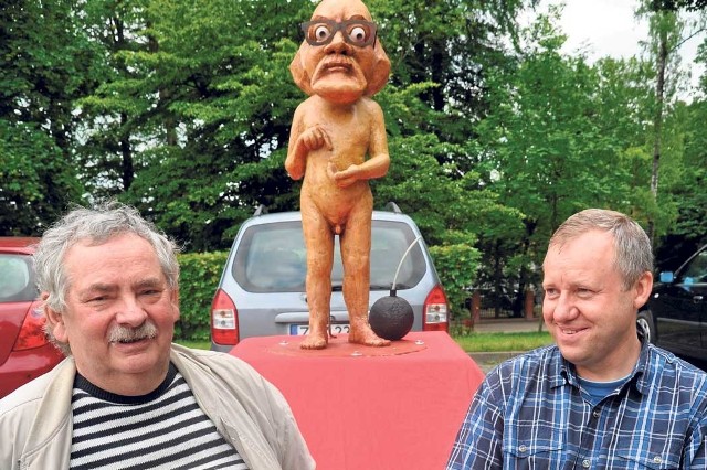 Wiesław Adamski (z lewej) i Henryk Gaszkowski, a w tle ich dzieło - gipsowa figurka obywatela Włapko