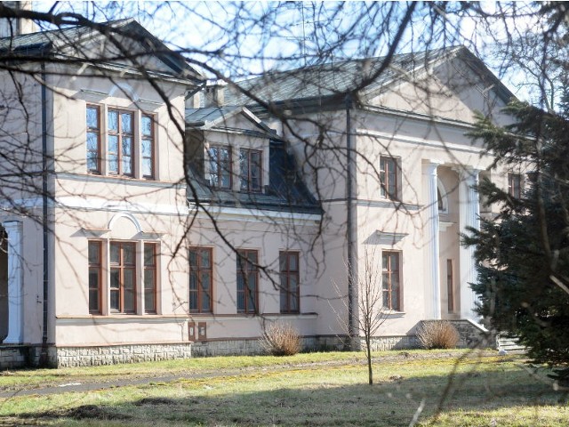 Pałac Krośnieńskich Hut Szkła znalazł nabywcę, ale cena huty wciąż za wysokaZ deklaracji nabywcy wynika, że w pałacu zamierza prowadzić tam działalność gastronomiczno-hotelarską.