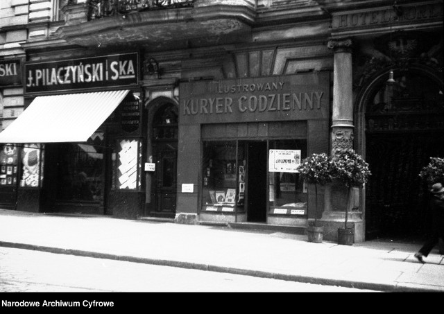 Fragment ulicy Gdańskiej. Widoczny fragment hotelu "Pod Orłem", szyld "J. Pilaczyński i S-ka", kiosk "Ilustrowanego Kuriera Codziennego". 1933 rok