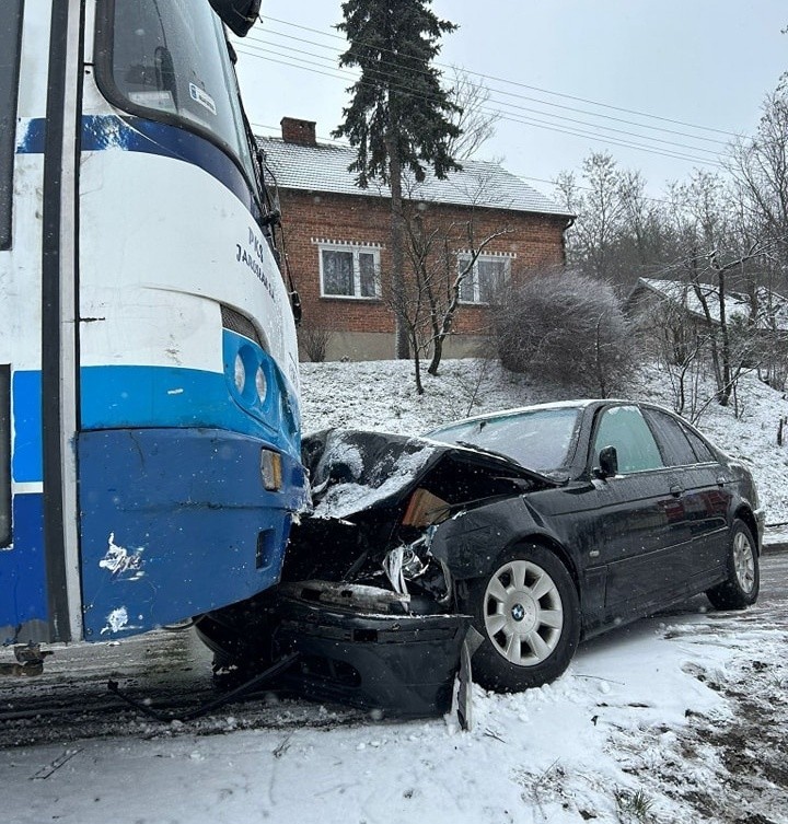 Wypadek w Przeworsku. Kierujący BMW zderzył się z autobusem [ZDJĘCIA]