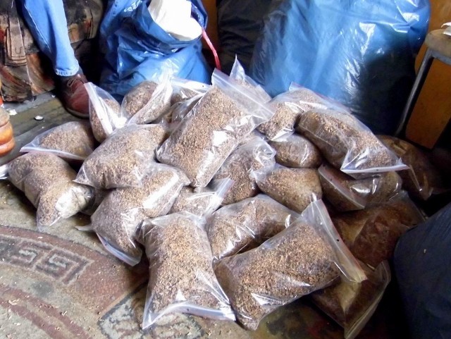 Ponad 130 kilogramów tytoniu bez polskich znaków akcyzy trafiło w ręce policji