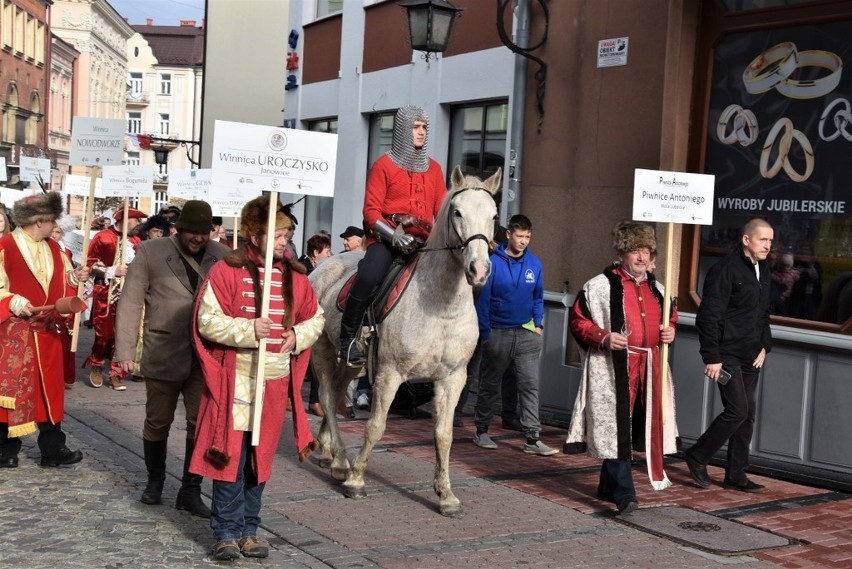 Św. Marcin na białym koniu przejechał przez Tarnów. Za nim w orszaku szli miejscowi winiarze 