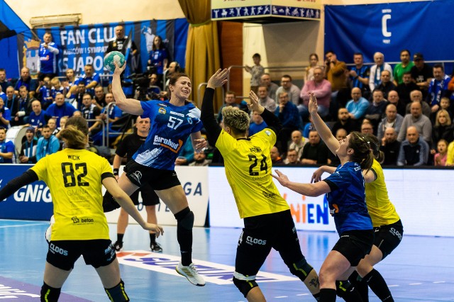 Eurobud JKS Jarosław (niebieskie koszulki) czeka ciężki mecz w Kobierzycach.