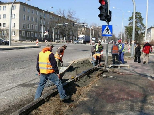 Prace wykończeniowe przy ulicy Staszica.