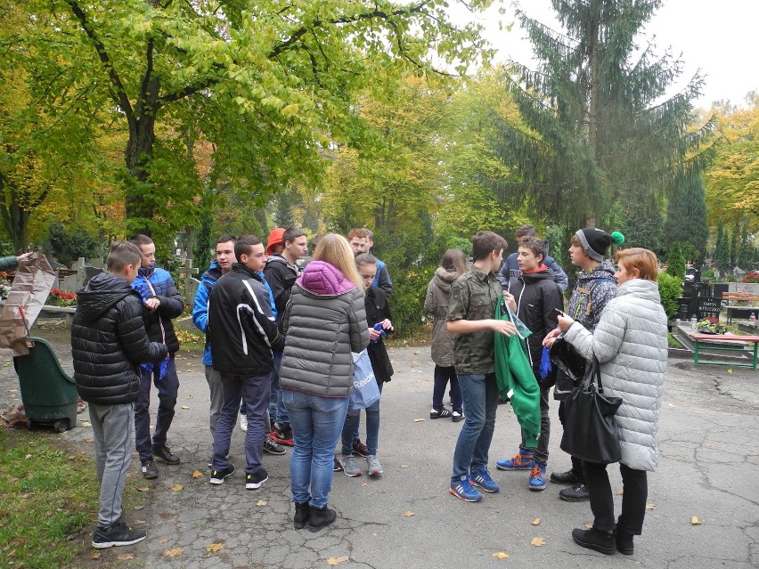 Uczniowie ze Stargardu porządkowali groby małych dzieci [zdjęcia]