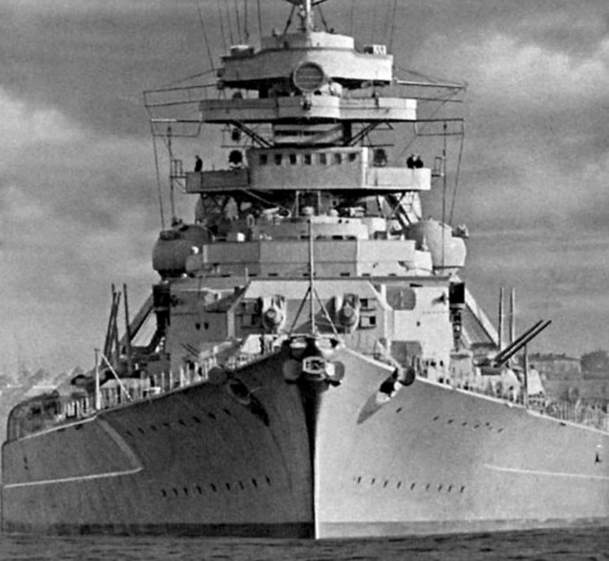 Pancernik „Tirpitz” nieopodal portu w Wilhelmshaven. Ten...