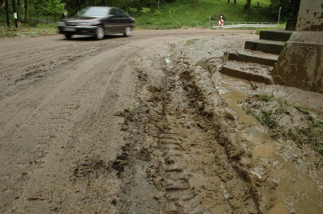 Jeszcze wczoraj na drodze Strzelce - Leśnica było błoto.