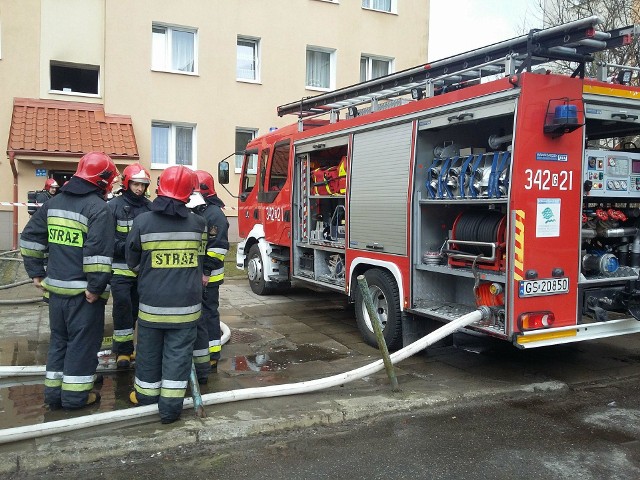 W czwartek (5 kwietnia) doszło do pożaru w bloku przy ulicy Komorowskiego w Słupsku. Spłonęło mieszkanie znajdujące się na parterze. Ewakuowano 15 osób. Na szczęście nikt nie ucierpiał w pożarze. 