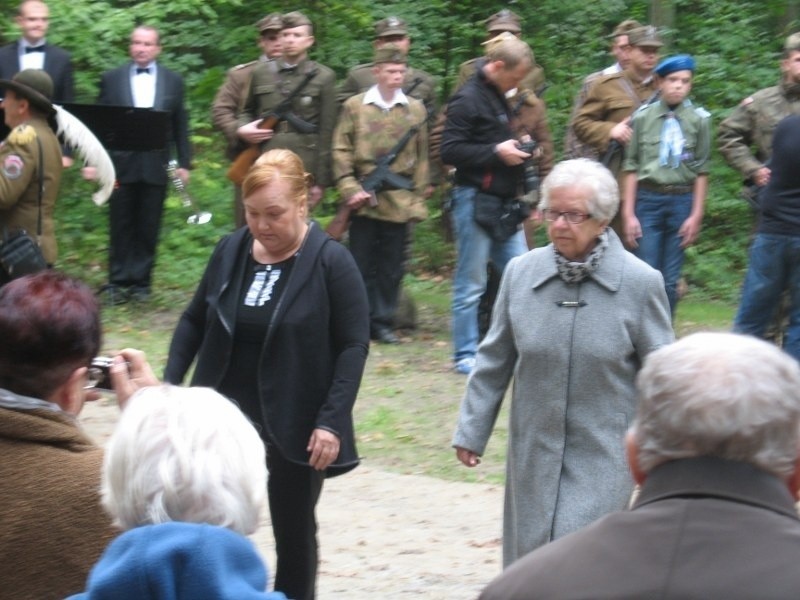 Odsłonięto pomnik ofiar zbrodni w lasach pod Gądkami [ZDJĘCIA]