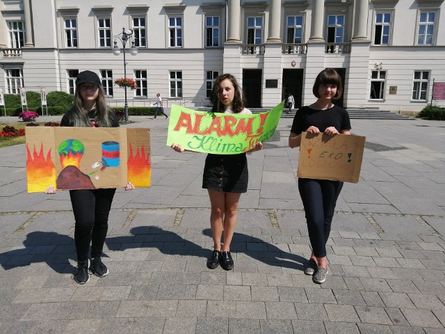 Ada Włodarczyk, Luiza Grzegorz i Aleksandra Maruszak na deptaku protestowały przeciwko zmianom klimatu.