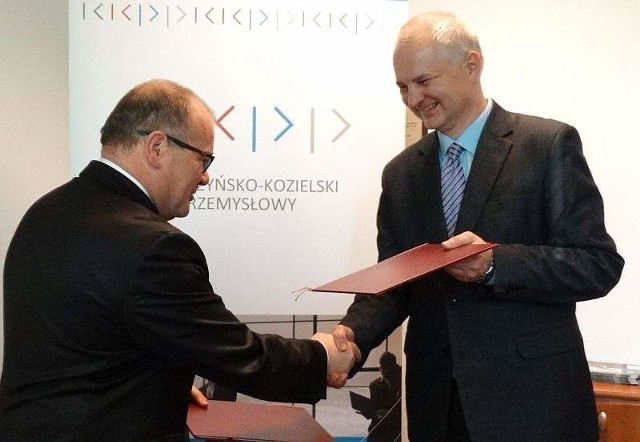 Umowę podpisali prezes KKPP Wiesław Skwarko (z lewej) i Dariusz Kajstura z funduszu.