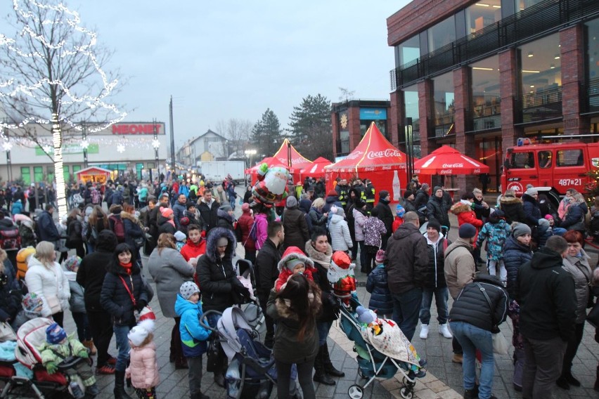 Coca-Cola i jej świąteczna trasa i ciężarówki jeżdżące w...