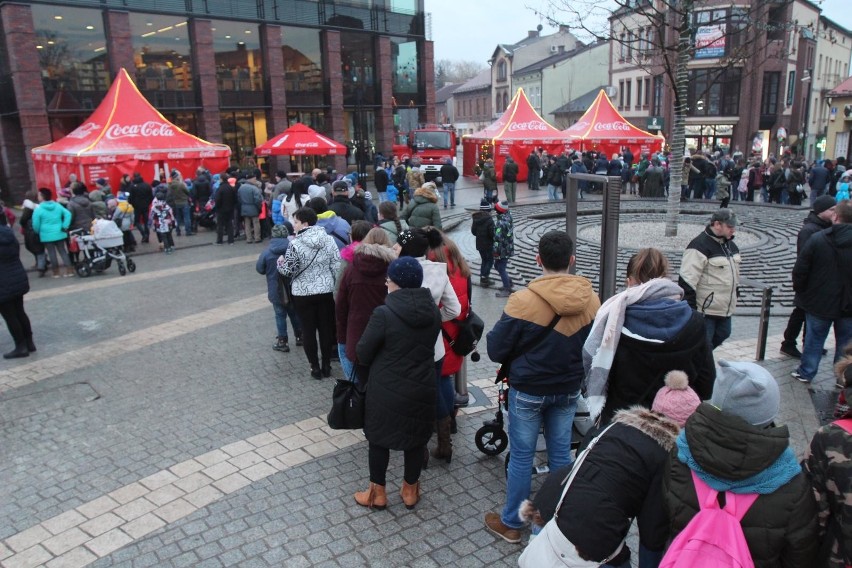 Coca-Cola i jej świąteczna trasa i ciężarówki jeżdżące w...