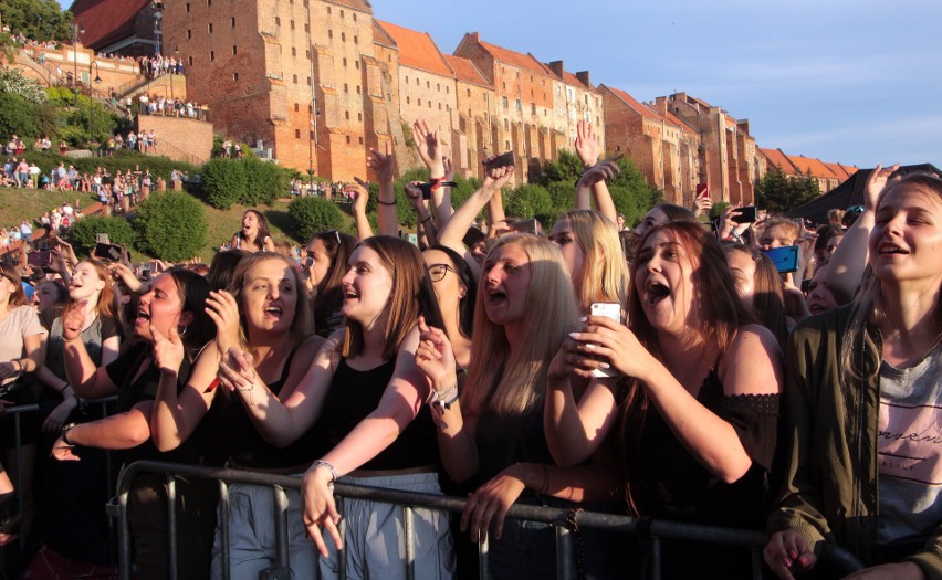 Dawid! Dawid! - piszczały, krzyczały młode fanki Dawida...