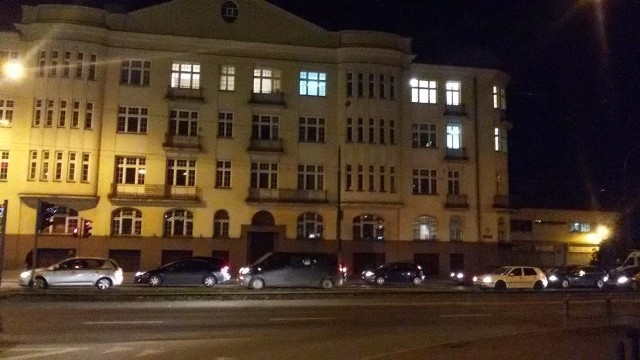 Śmierć Radka z Sosnowca: Dziś bez zamieszek. Pod komendą policji płoną znicze