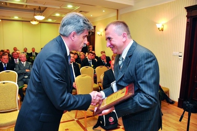 Cezary Zajkowski, prezes KPK, najlepszej firmy w Białymstoku, odbiera nagrodę z rąk Konrada Kruszewskiego, redaktora naczelnego "Gazety Współczesnej&#8221;