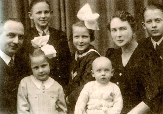 To zdjęcie zostało zrobione w Bydgoszczy w 1939 r. Na kolanach Zofii Pilaczyńskiej najmłodszy syn Andrzejek, obok Władysław. W środku córki - starsza Gabriela i Alina. Przy ojcu Józefie stoi Romuald.
