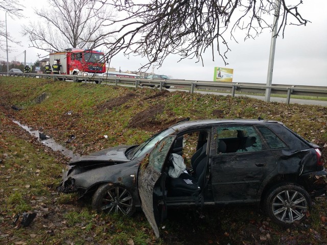 Jedna osoba została przetransportowana do szpitala w wyniku odniesionych obrażeń w wypadku.