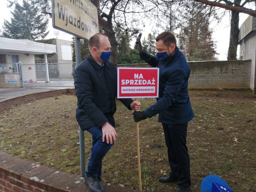 Posłowie KO, Marek Sowa i Aleksander Miszalski, przed bazą...