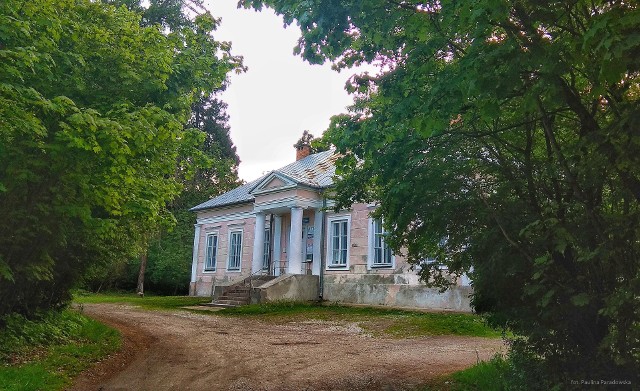 Prawa oficyna zespołu pałacowo-parkowego w Orłowie Murowanym. Mieści się tam ośrodek zdrowia