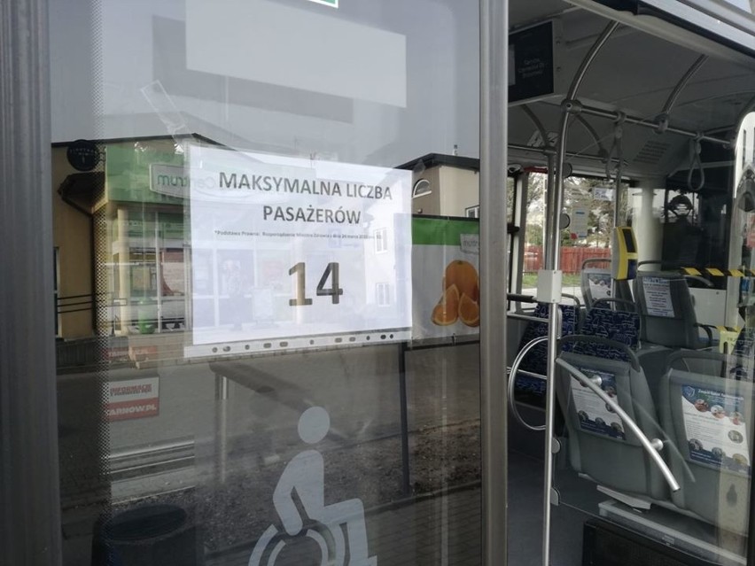 Koronawirus. W Tarnowie policjanci kontrolują, czy autobusami nie jeździ za dużo pasażerów [ZDJECIA]