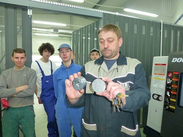 Kierownik warsztatów, Grzegorz Stachewicz demonstruje co z metalem potrafi zrobić nowa obrabiarka 