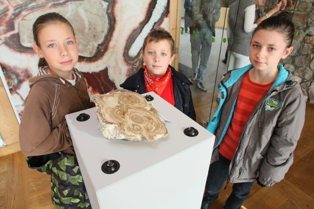 Agnieszka, Basia i Tomek zachwycali się  niezwykłymi kształtami nacieków znalezionych w jaskiniach przez  Grzegorza Zielińskiego.