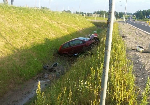 Do groźnego w skutkach zdarzenia doszło na obwodnicy Szczuczyna. Kierowca Forda Fiesty jadąc od strony Grajewa wypadł ze swojego pasa ruchu, po czym przecinajac wysepkę oraz przeciwległy pas uderzył w latarnię.