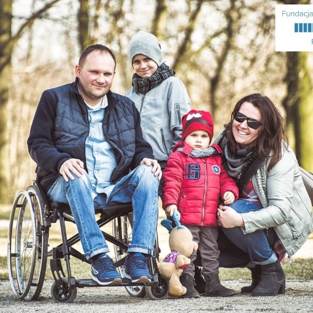 Arek mimo ciężkiej choroby cieszy się życiem. Jego wielkim szczęściem są żona Weronika i dzieci.