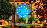 Ogromna flaga Unii Europejskiej w Bytomiu zdobi gmach Urzędu Miasta