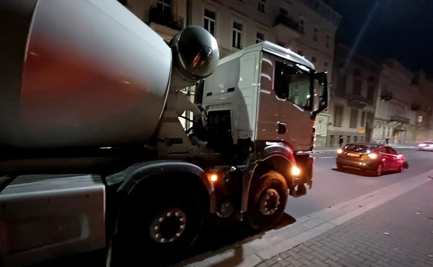 Betoniarka od wielu godzin blokuje ul. Podwale we Wrocławiu. Kierowcy po kolizji nadal czekają na policję [ZDJĘCIA]