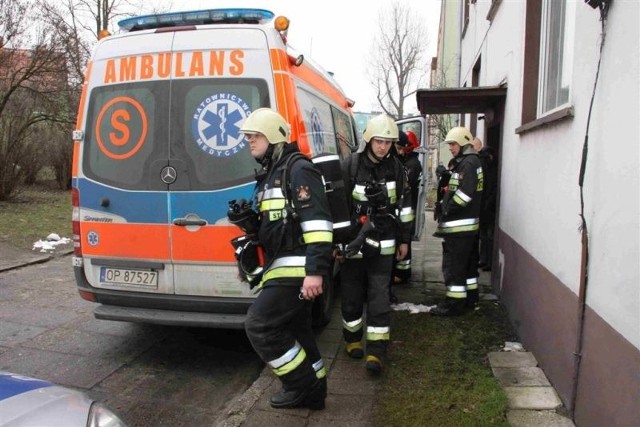 Policjanci i strażacy weszli dziś rano do jednego z mieszkań w Opolu. Znaleźli tam ciało 87-letniej kobiety.