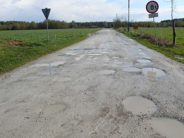 Tak wygląda droga powiatowa z Ludyni do Wymysłowa.