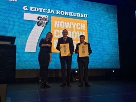 Prezydent Zaleski i prezes Grabowski odbierają nagrodę z rąk...