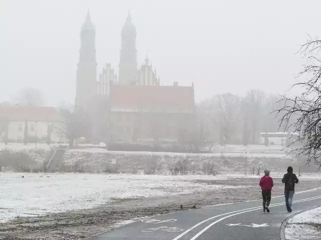 W niedzielę rano, mimo dodatniej temperatury powietrza, w Poznaniu ponownie spadł śnieg.