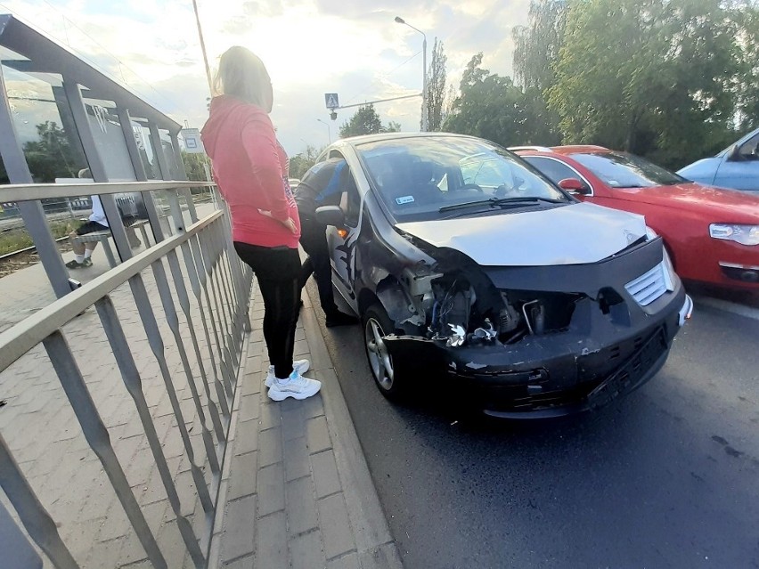 Wypadek dwóch samochodów na Kosmonautów. Ruch wahadłowy (ZDJĘCIA)