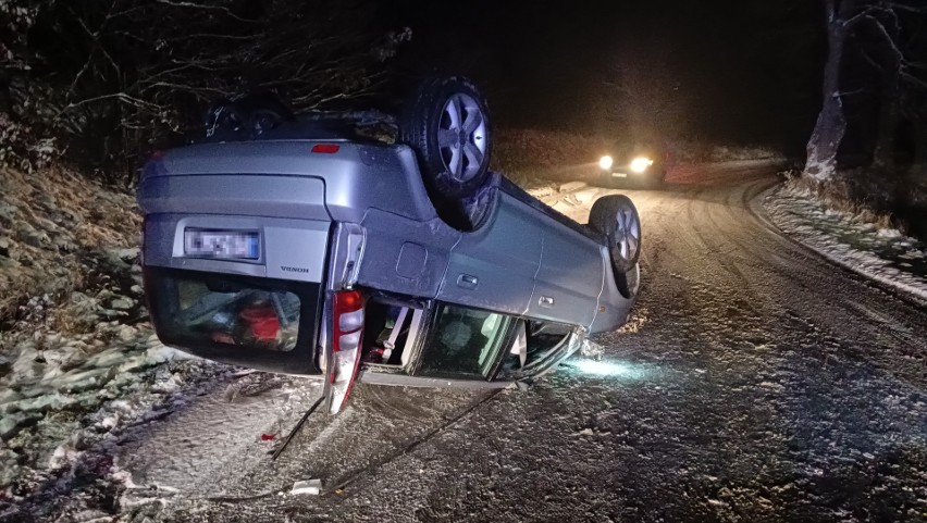 Pomorze: W gminie Somonino dachował samochód. Służby apelują...