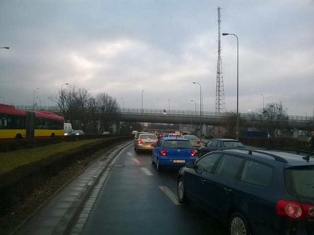 Korek na Strzegomskiej przed Gądowianką w kierunku centrum miasta. Zatory utrudniały wyjazd z Nowego Dworu i Muchoboru Wielkiego i Małego jeszcze około godziny 7