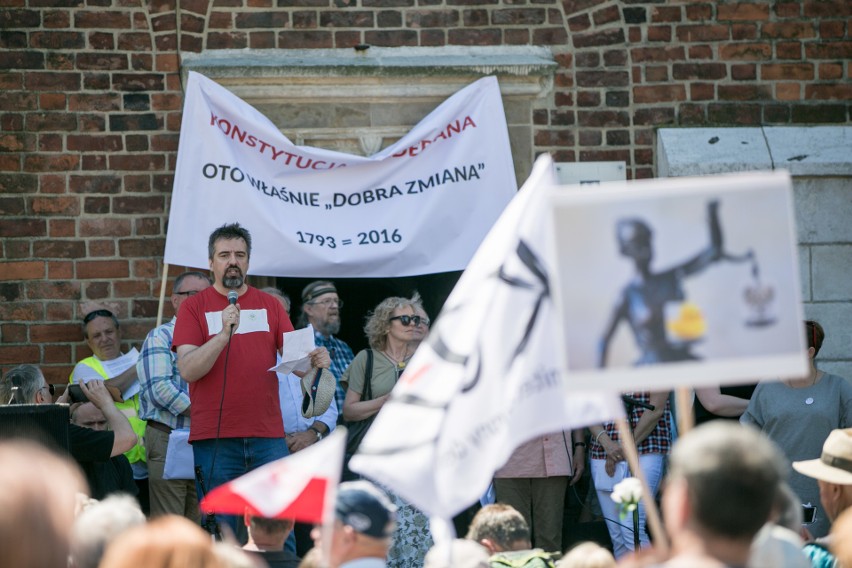 Kraków. Skromna manifestacja KOD na Rynku Głównym [ZDJĘCIA]