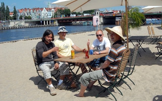 Oficjalnie szczecińską plażę otwarto wczoraj wieczorem. Od dziś mieszkańcy mogą się na niej bezpłatnie zrelaksować, poopalać, posłuchać muzyki i posiedzieć pod parasolem z przyjaciółmi.
