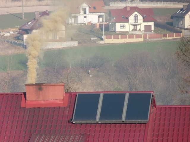 Okres przejściowy: wodę już grzeją solary, ale mieszkanie  ogrzewa węgiel