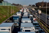 Autostrada A2: Droga na odcinku Poznań Wschód - Poznań Krzesiny zablokowana. "Bus wjechał w ekipę pracowników"