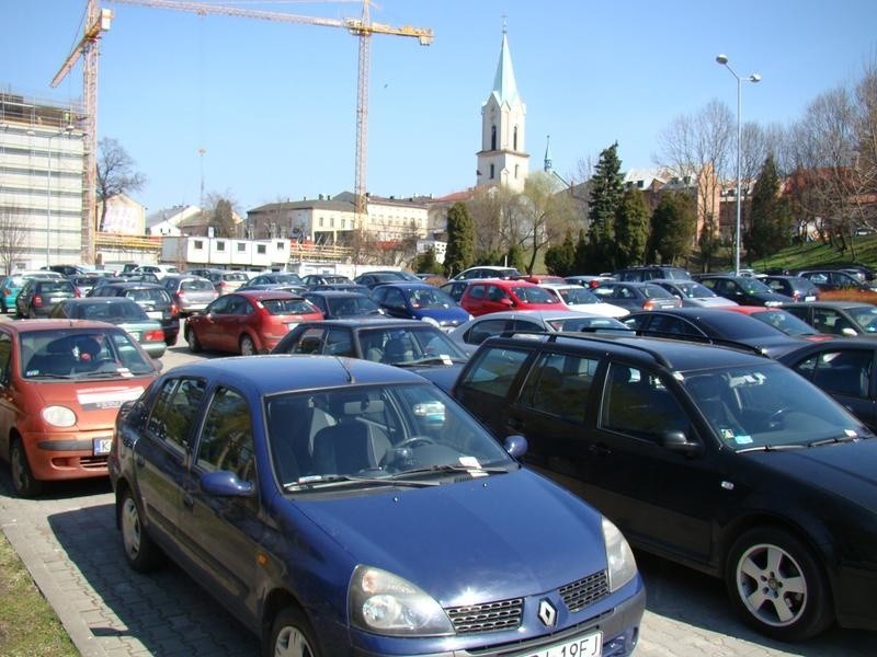 Kierowcy będą mieć problemy z parkowaniem w Starym Mieście w Oświęcimiu. Główny parking zamknięty