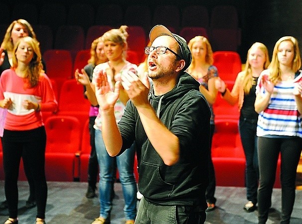 zaprosił do realizacji swego przedstawienia opolskich licealistów i studentów. W minioną niedzielę poprowadził z nimi pierwsze warsztaty. Kto chciałby przeżyć niesamowitą teatralną przygodę, może się jeszcze zgłosić.