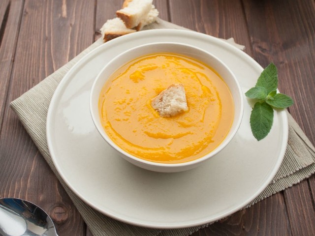 Zupa z dyni dzięki dodatkowi serka topionego jest gęstsza.