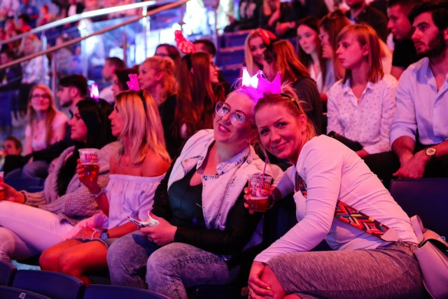 Długo przed rozpoczęciem gali przed wejściem do hali Azoty Arena ustawiła się długa kolejka. To impreza, która już po raz piąty odbyła się w Szczecinie i po raz piąty ściągnęła tłumy nie tylko ze szczecina, ale także z innych miast.Publiczność się bawiła podczas utworów m.in. takich wykonawców jak Sarsa, Margaret, Sigala, Matthew Koma czy Ofenbach.Zobacz więcej: ESKA Music Awards za nami. Wręczono statuetki [WIDEO]