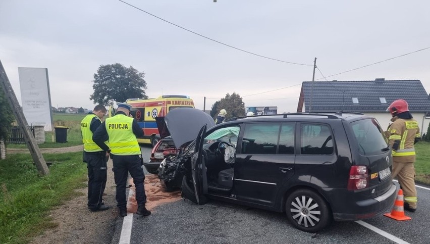 Wypadek w Bierdzanach. Na drodze krajowej nr 45 zderzyły się trzy pojazdy. Poszkodowane są dwie osoby