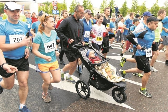 Półmaraton to impreza rodzinna. W ubiegłym roku biegli tatusiowie nawet z maluchami w wózkach.