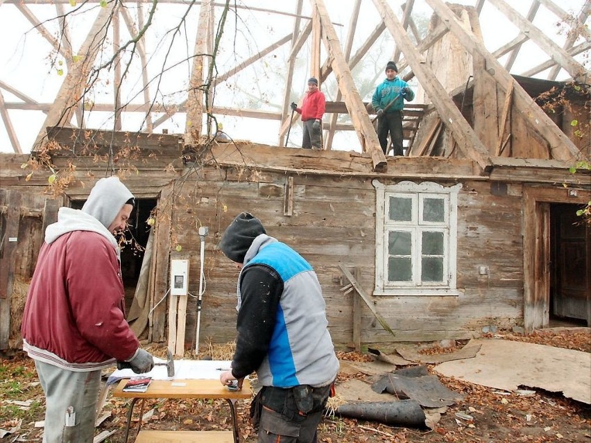 Można pomóc rodzinie z Lniana zbudować nowy dach.