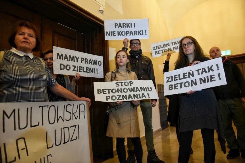 Członkowie Koalicji ZaZieleń Poznań przyszli na wtorkową...